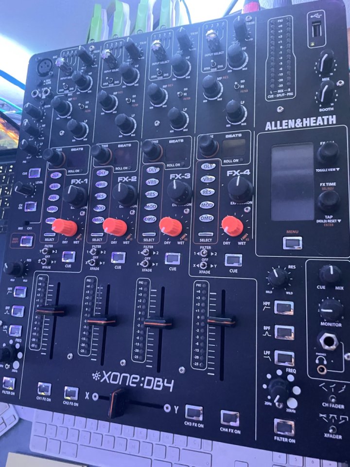 Allen & Heath Xone:DB4 + Mochila Original (Estado Excelente)