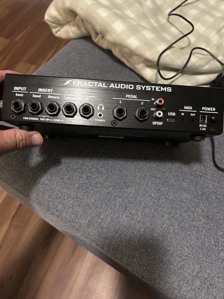 Fractal Audio AM4 + Cab packs & IRs de pago extra de segunda mano · Foto 3 de 6 · Madrid · 700 €