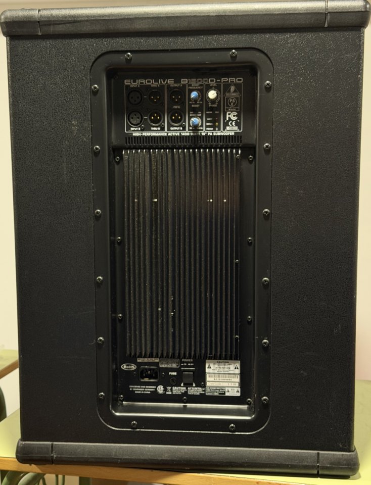 Vendo Subwoofer Behringer B1500D Pro Activo