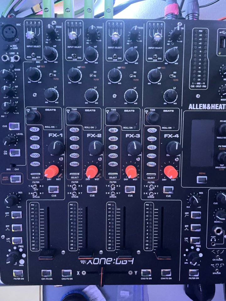 Allen & Heath Xone:DB4 + Mochila Original (Estado Excelente)