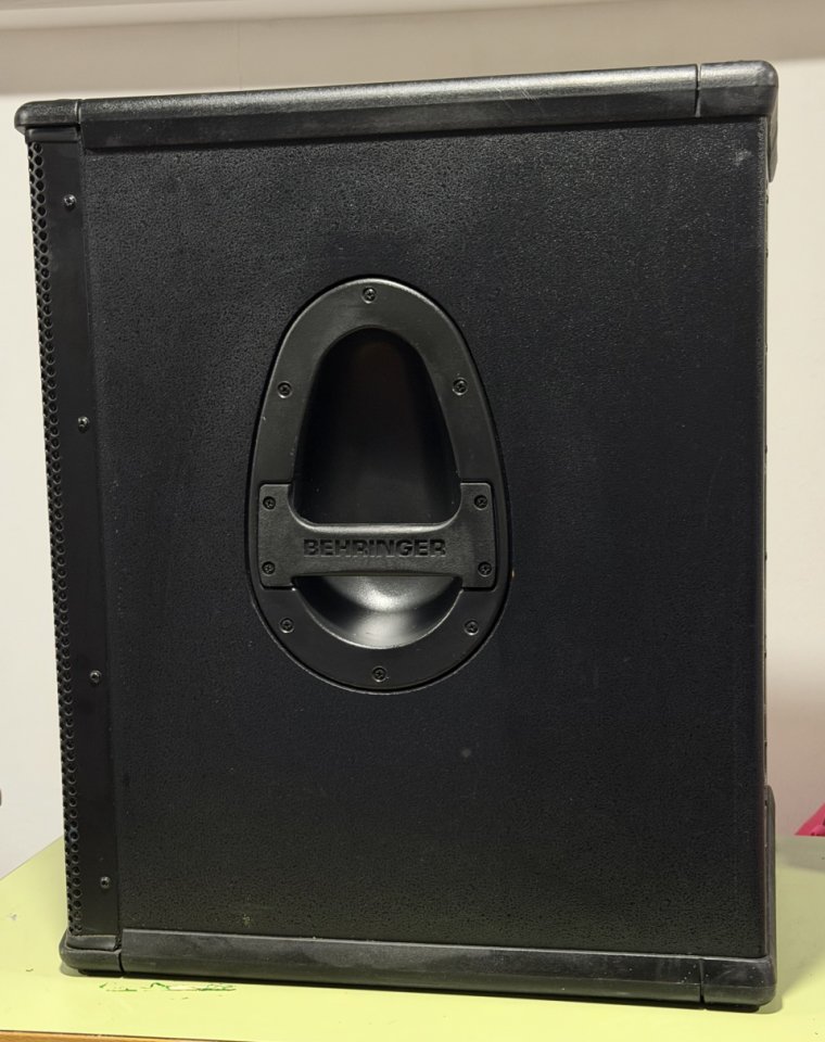 Vendo Subwoofer Behringer B1500D Pro Activo