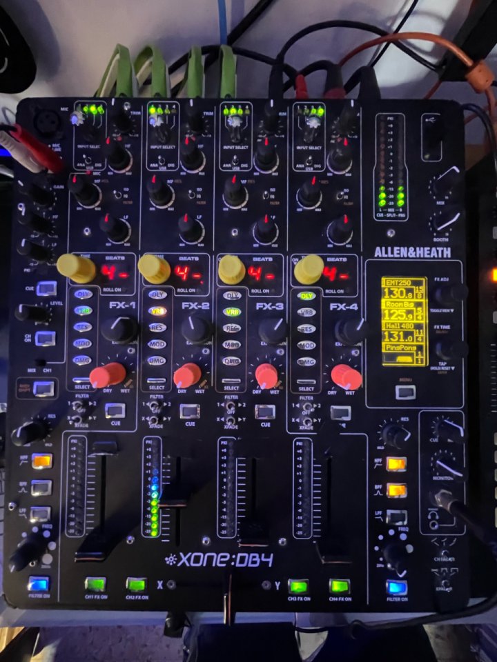 Allen & Heath Xone:DB4 + Mochila Original (Estado Excelente)