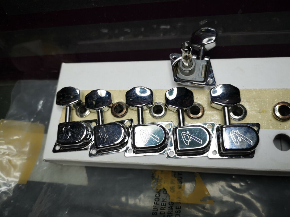 Fender Guitar Tuners 70s F .