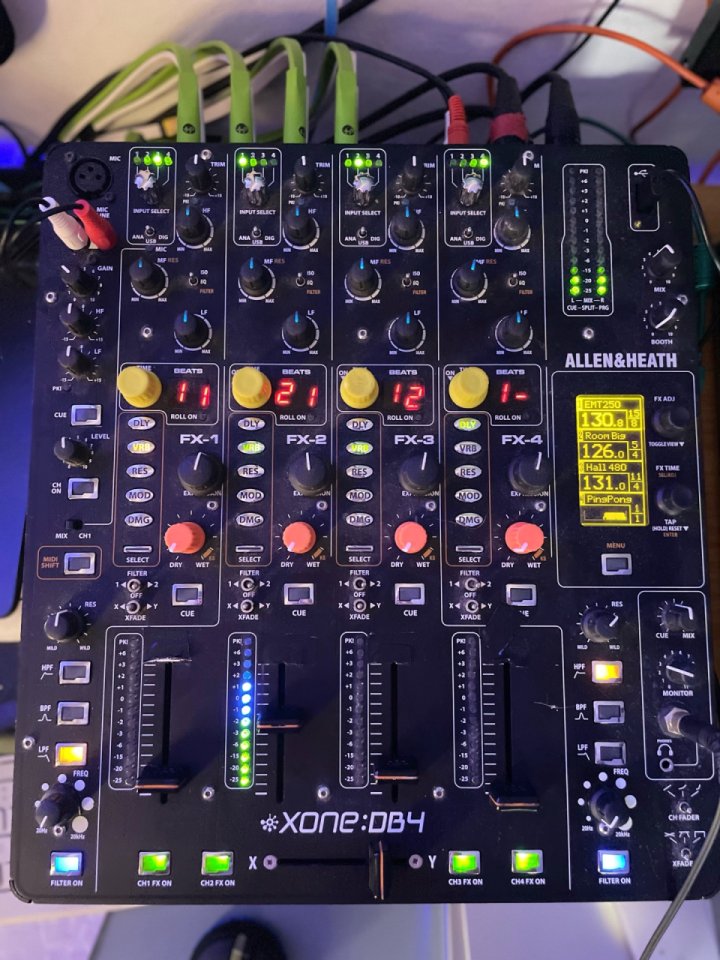 Allen & Heath Xone:DB4 + Mochila Original (Estado Excelente)