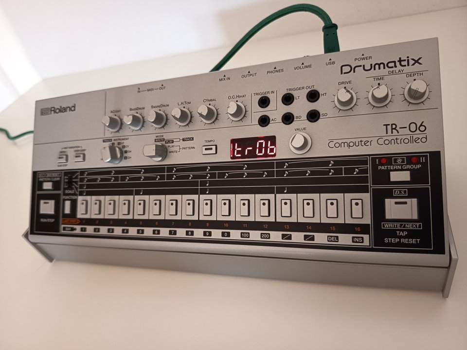 Roland TR-06