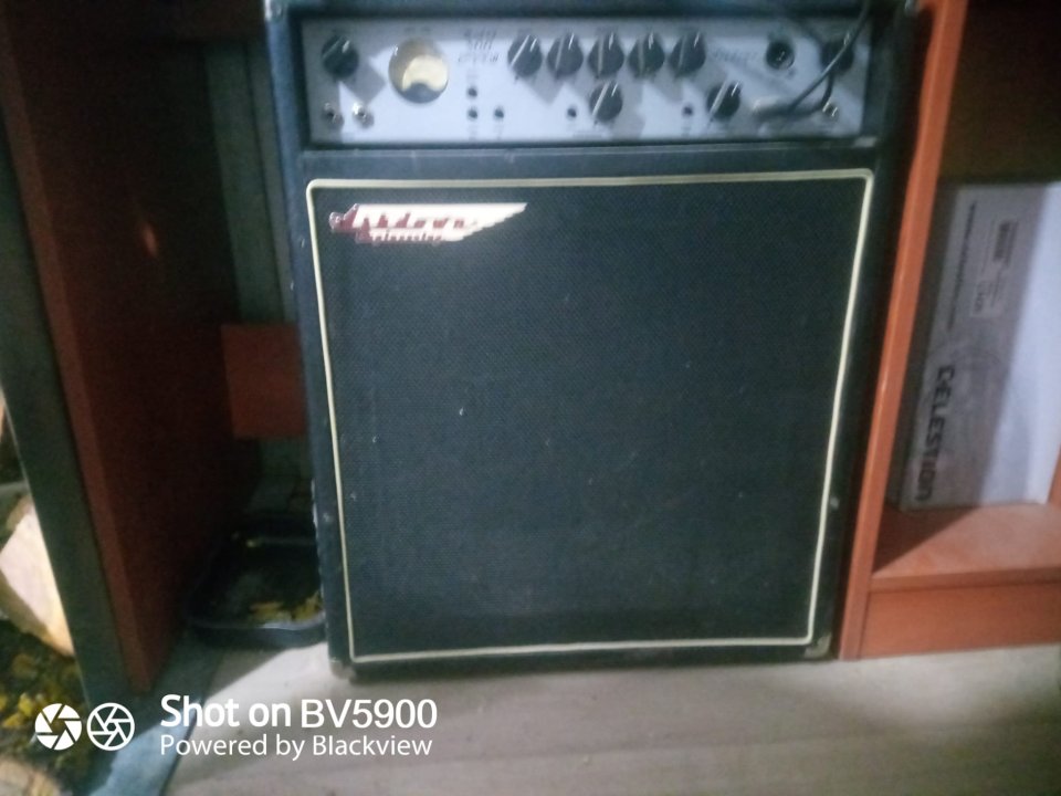 se venden varios pedales y efectos