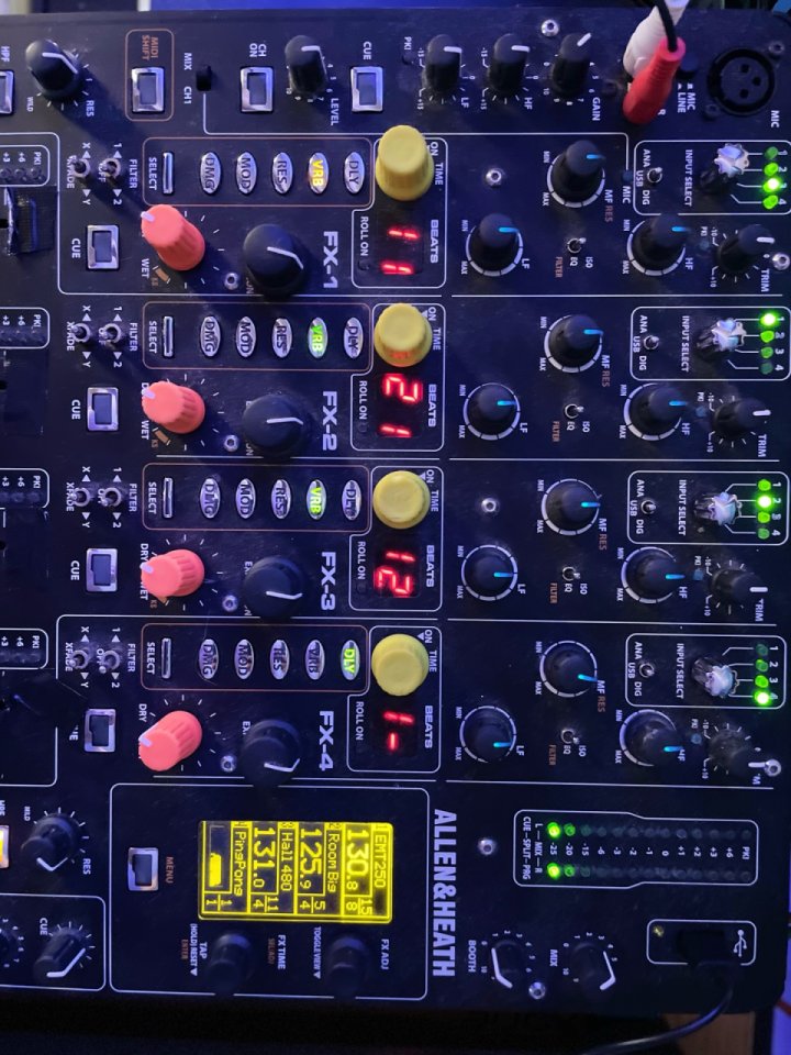 Allen & Heath Xone:DB4 + Mochila Original (Estado Excelente)