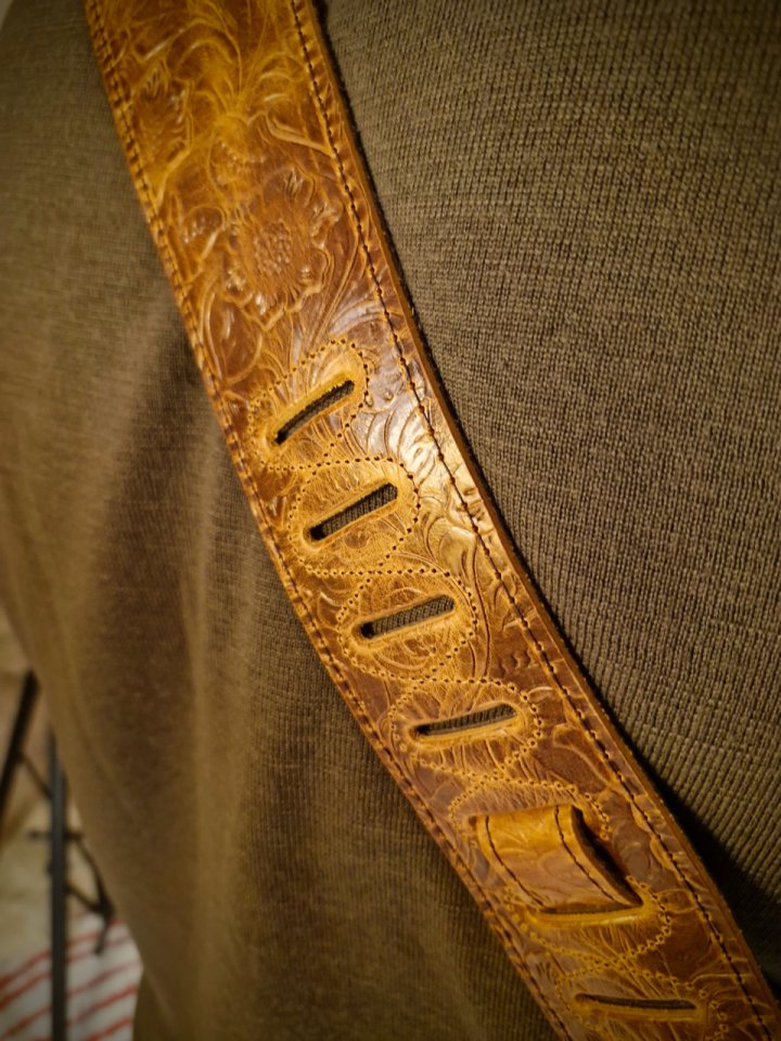 Correa guitarra cuero vaca con relieve profundo western