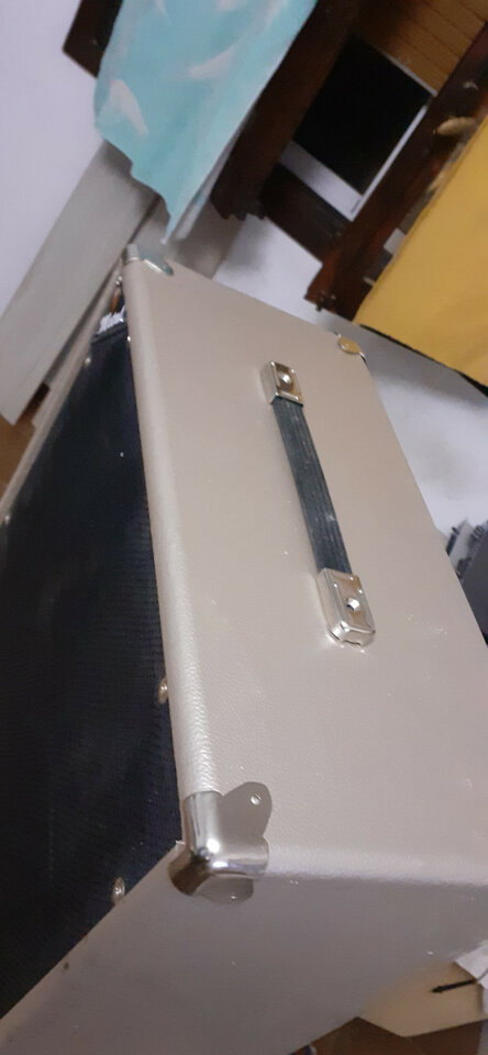Pantalla artesanal 1x12 en tolex color cobre de segunda mano · Foto 2 de 4 · Cáceres · 70 €