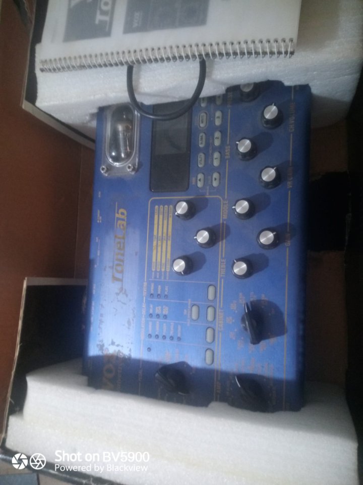 se venden varios pedales y efectos