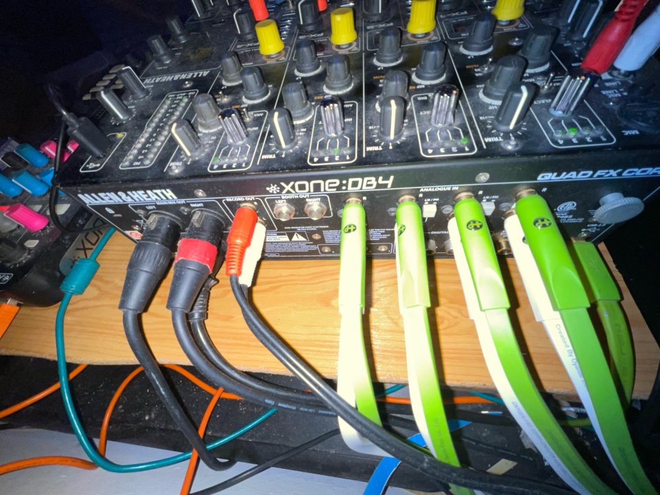 Allen & Heath Xone:DB4 + Mochila Original (Estado Excelente)