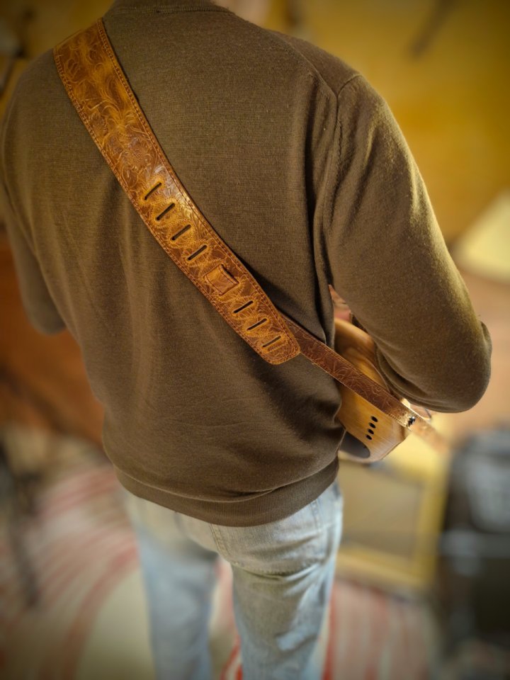 Correa guitarra cuero vaca con relieve profundo western