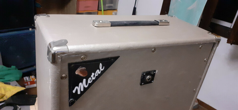 Pantalla artesanal 1x12 en tolex color cobre de segunda mano · Foto 3 de 4 · Cáceres · 70 €