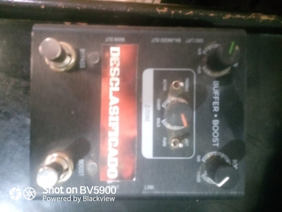 se venden varios pedales y efectos