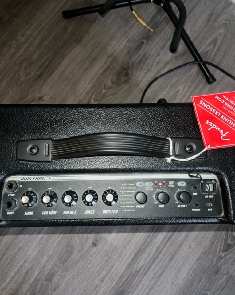 Fender mustang I V2 (envío incluido)
