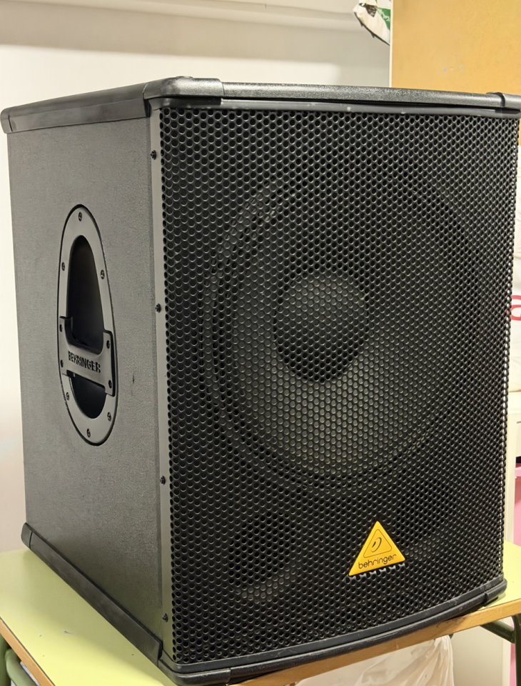 Vendo Subwoofer Behringer B1500D Pro Activo