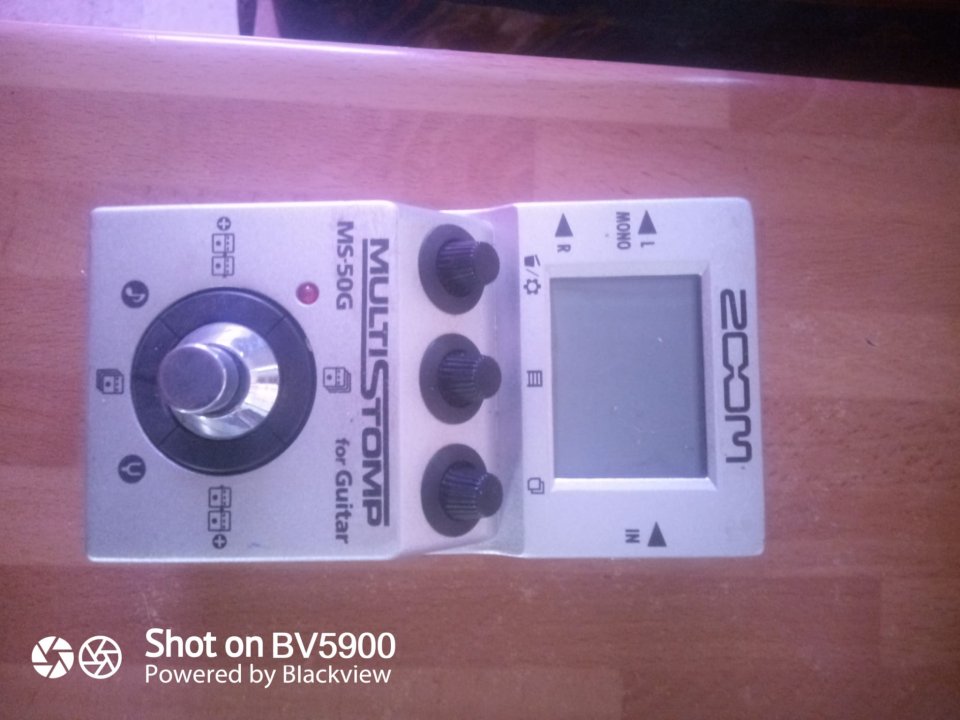 se venden varios pedales y efectos