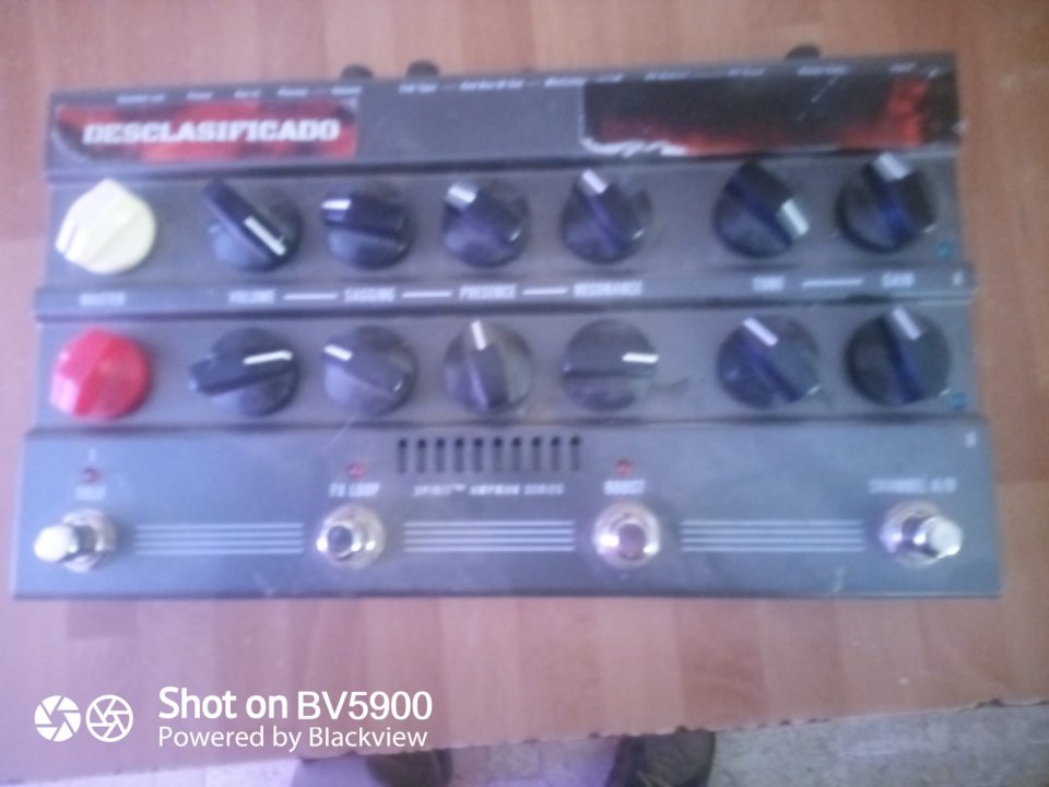 se venden varios pedales y efectos