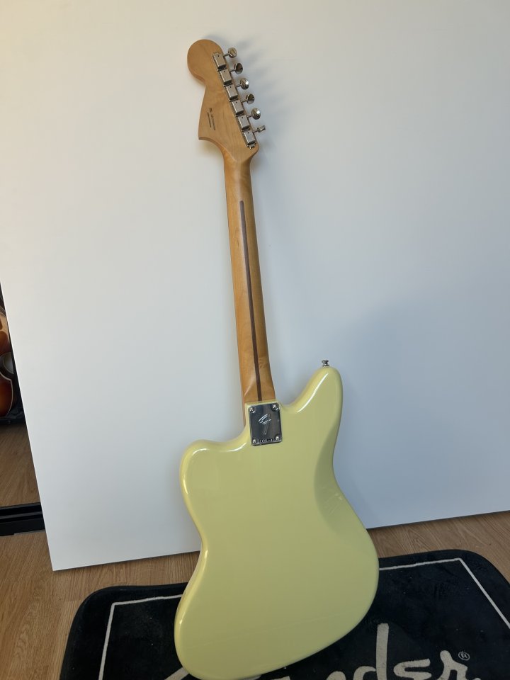 FENDER PLAYER II JAGUAR, ROSEWOOD Fingerboard, Hialeah Yellow ((NUEVA))
