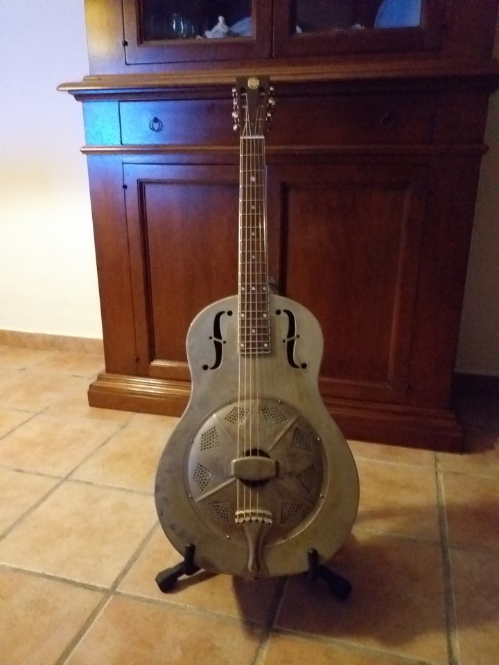 Dobro republic 505  por gretsch .