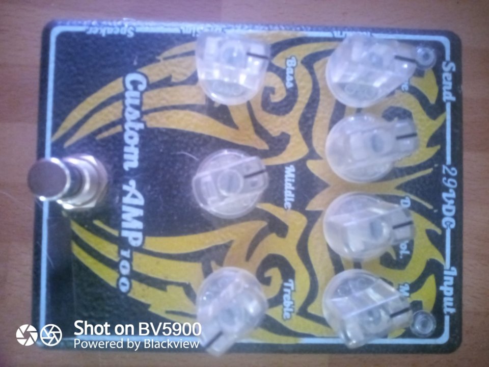 se venden varios pedales y efectos