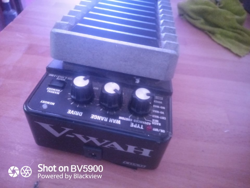 se venden varios pedales y efectos