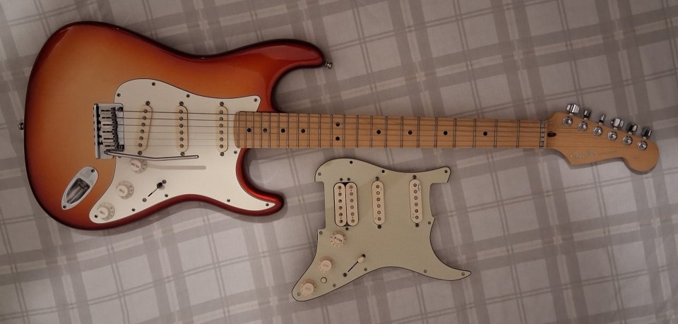 Fender Stratocaster American Deluxe HSS Sunset Metallic de segunda mano · Foto 1 de 10 · Madrid · 1400 €
