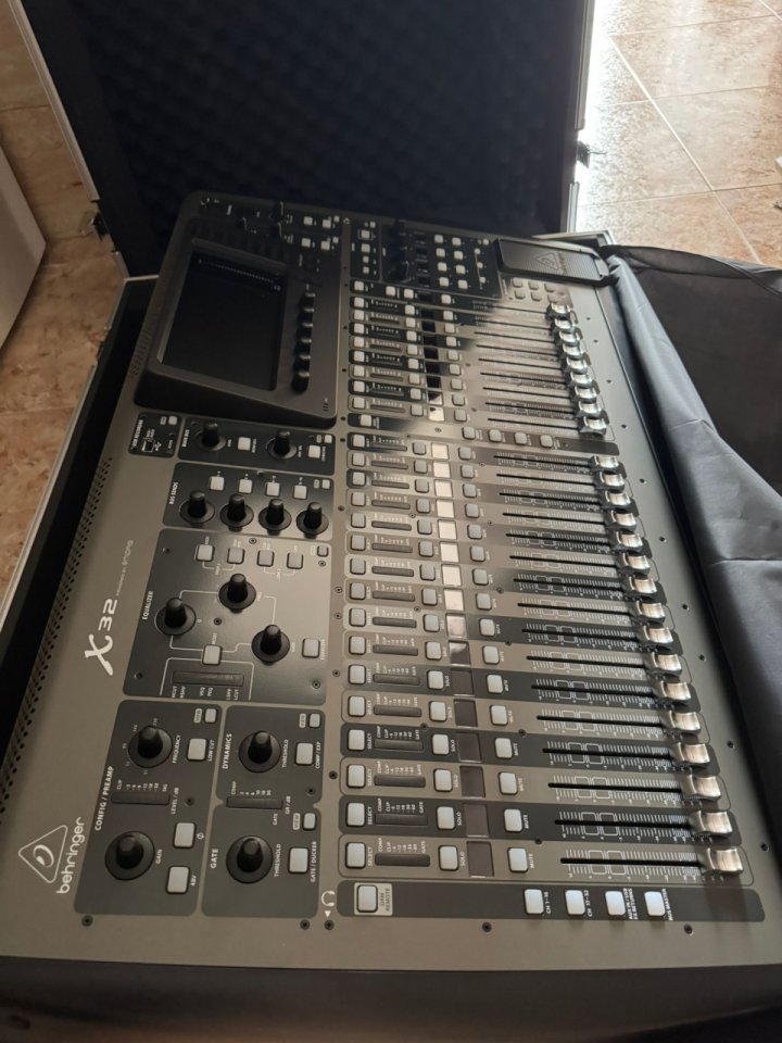 Behringer X32 Mesa de Mezclas Digital A ESTRENAR de segunda mano · Foto 1 de 4 · Castellón · 1400 €