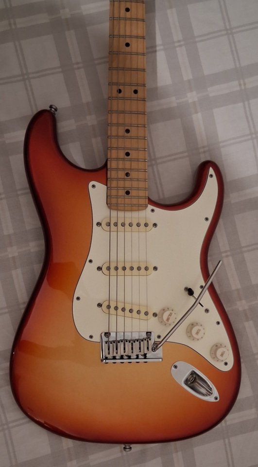 Fender Stratocaster American Deluxe HSS Sunset Metallic de segunda mano · Foto 4 de 10 · Madrid · 1400 €