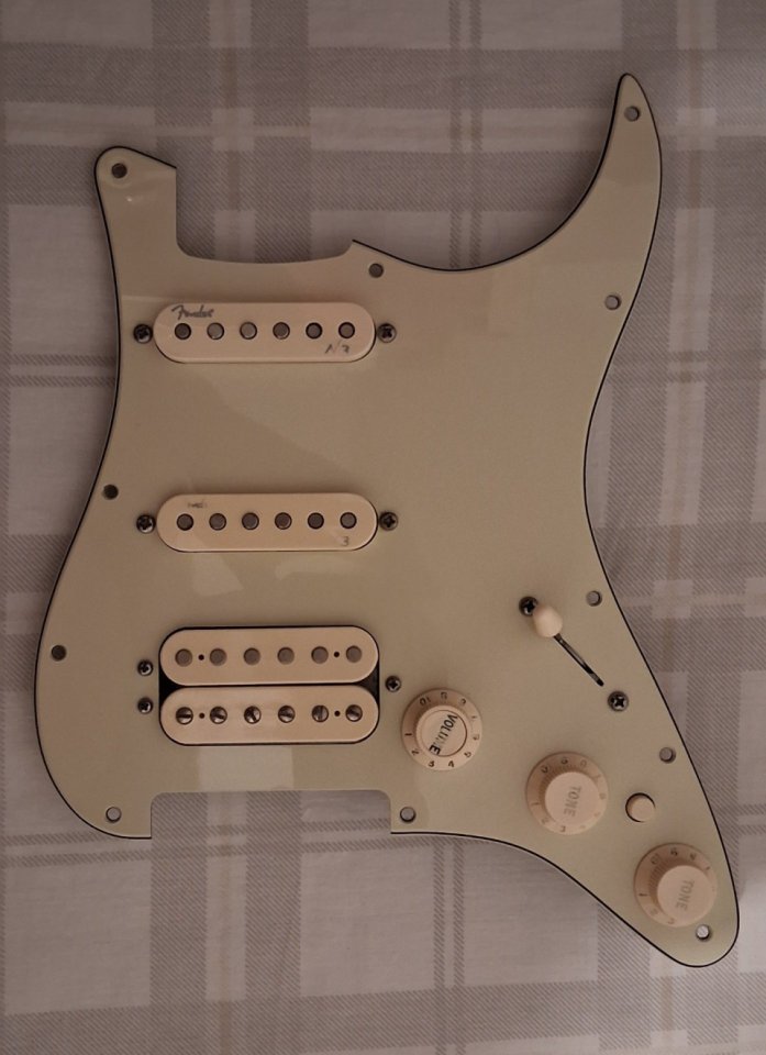 Fender Stratocaster American Deluxe HSS Sunset Metallic de segunda mano · Foto 6 de 10 · Madrid · 1400 €