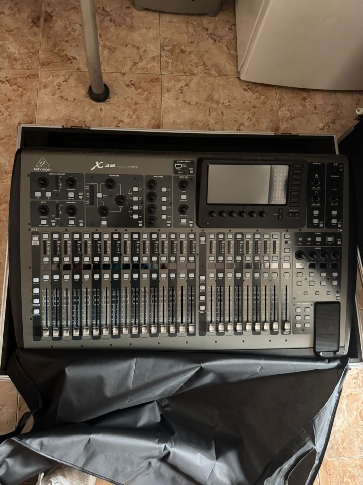 Behringer X32 Mesa de Mezclas Digital A ESTRENAR de segunda mano · Foto 3 de 4 · Castellón · 1400 €