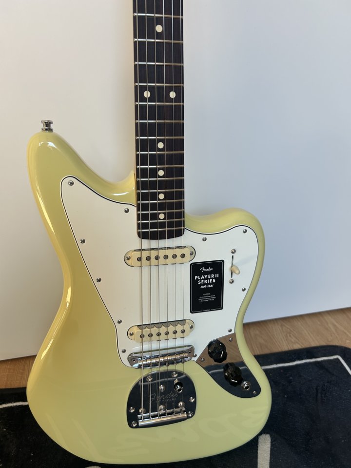 FENDER PLAYER II JAGUAR, ROSEWOOD Fingerboard, Hialeah Yellow ((NUEVA))
