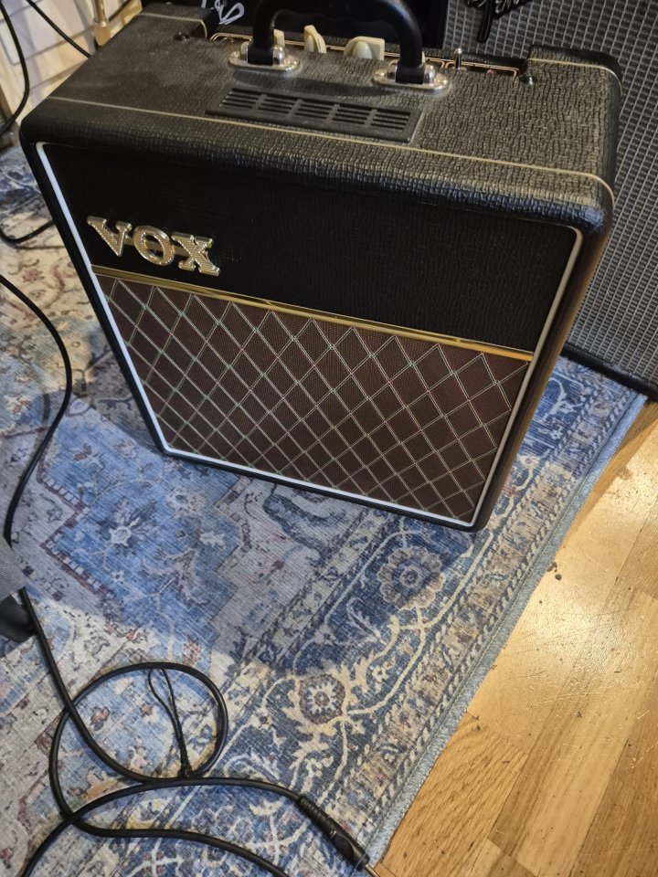 VOX AC4C1-12 (Versión con cono 12")