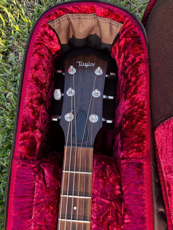 Taylor AD17e de segunda mano · Foto 5 de 9 · Valencia · 1100 €