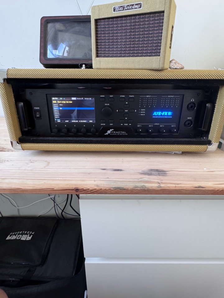 AXE FX 3 + retrorack gator + fractal EV-2 + regalos de segunda mano · Foto 1 de 7 · Madrid · 2400 €