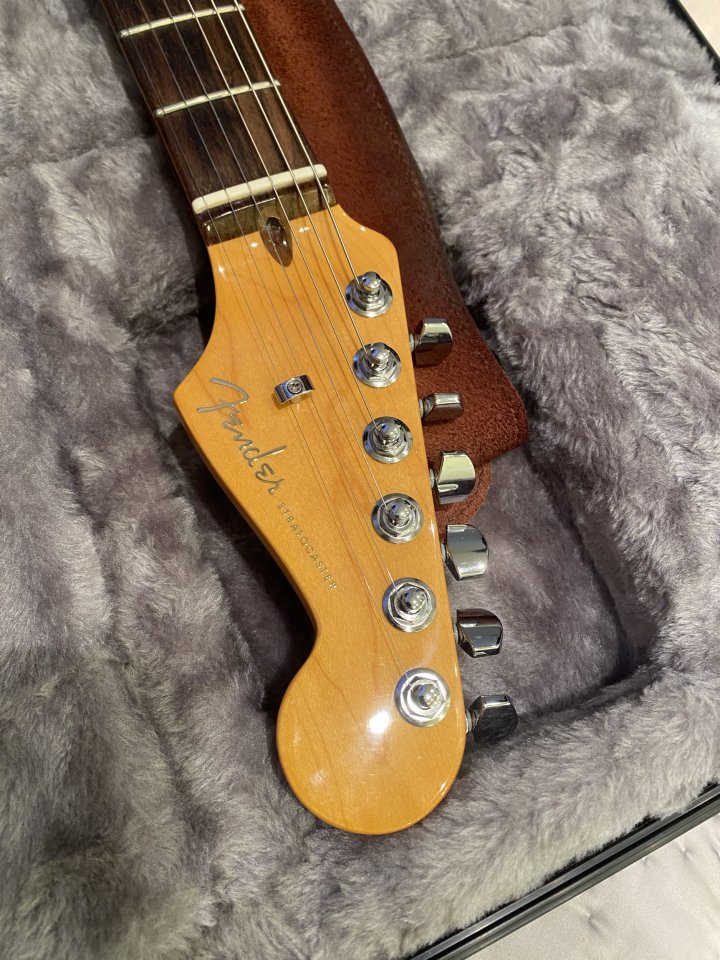 Vendo *FENDER STRATOCASTER ULTRA de segunda mano · Foto 1 de 10 · Bizkaia · 1950 €