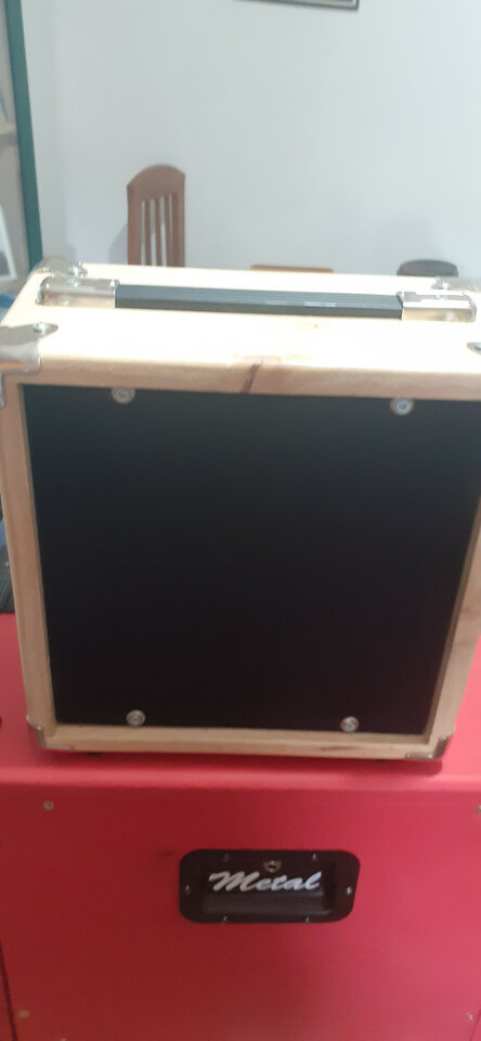 Pantalla artesanal con altavoz de 8" en Abeto Finlandes 18mm acabado natural