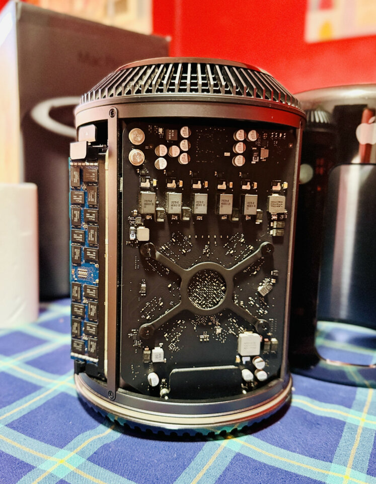  MacPro con 64GB RAM y 256GB SSD original + cable ThunderBolt 2