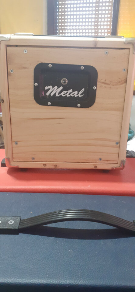 Pantalla artesanal con altavoz de 8" en Abeto Finlandes 18mm acabado natural