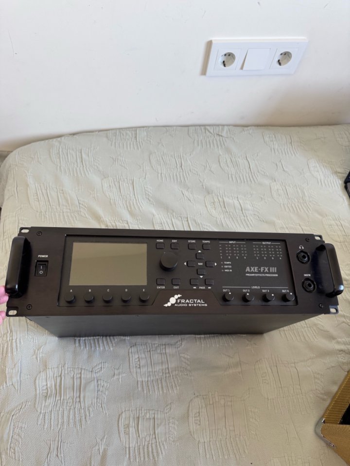 AXE FX 3 + retrorack gator + fractal EV-2 + regalos de segunda mano · Foto 5 de 7 · Madrid · 2400 €