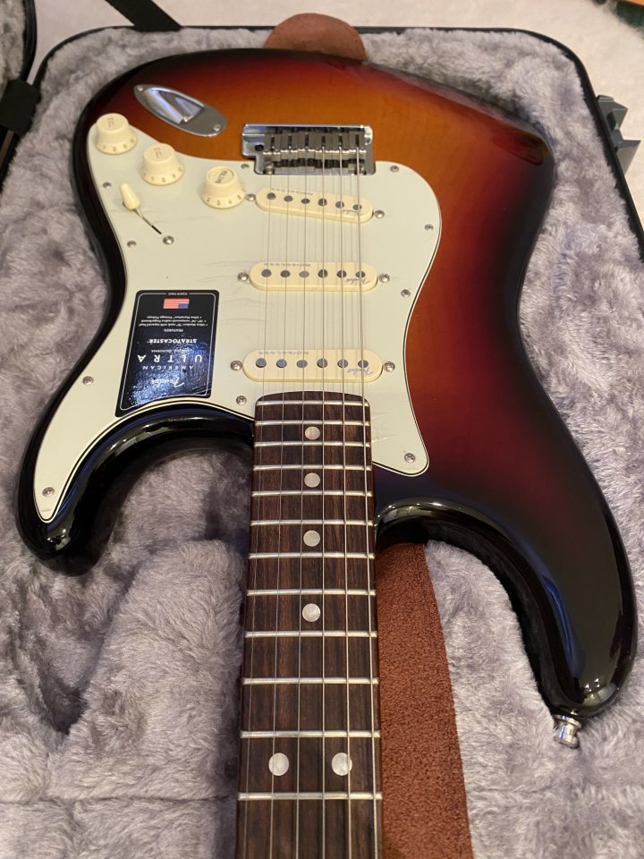 Vendo *FENDER STRATOCASTER ULTRA de segunda mano · Foto 3 de 10 · Bizkaia · 1950 €