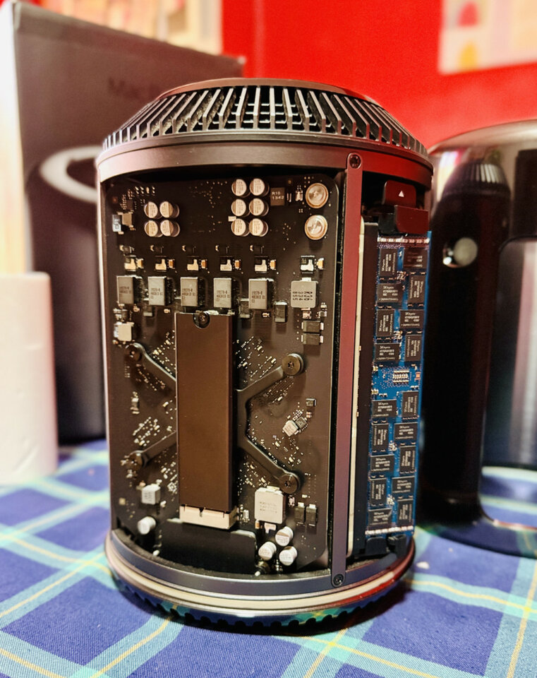  MacPro con 64GB RAM y 256GB SSD original + cable ThunderBolt 2