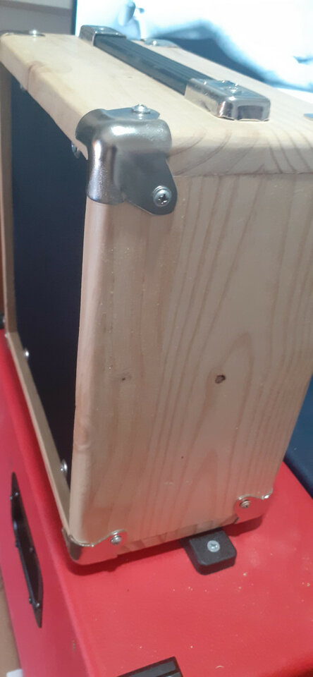 Pantalla artesanal con altavoz de 8" en Abeto Finlandes 18mm acabado natural