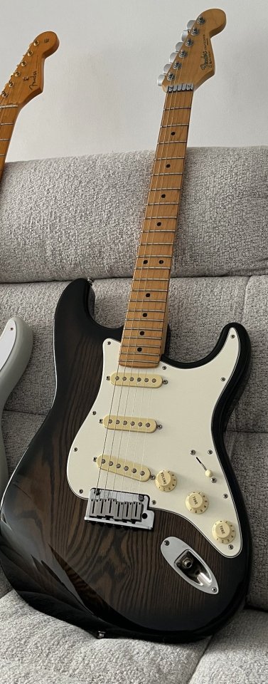Fender Stratocaster Plus deluxe Ebony Frost.1991 de segunda mano · Foto 1 de 7 · Barcelona · 1600 €