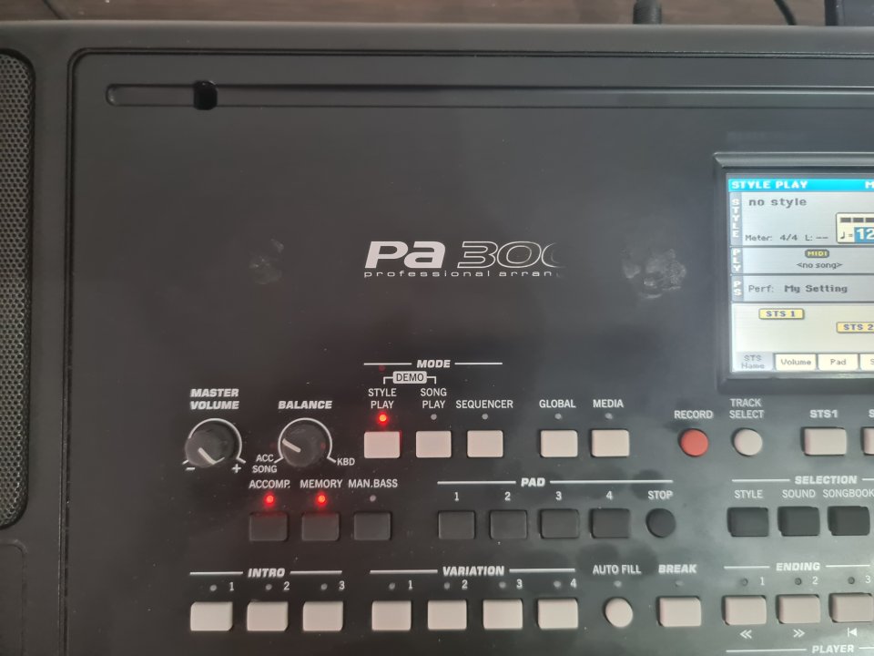 Korg PA300 de segunda mano · Foto 3 de 9 · Valencia · 452 €