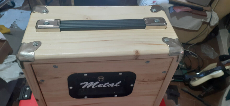 Pantalla artesanal con altavoz de 8" en Abeto Finlandes 18mm acabado natural