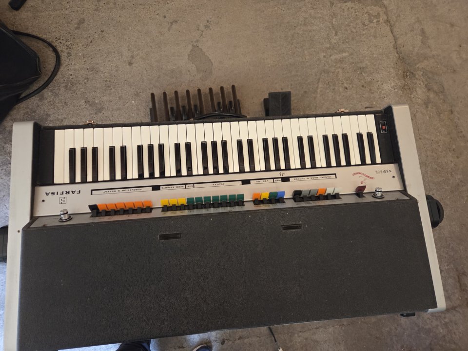 Organo farfisa vip 345 con amplificador de segunda mano · Foto 1 de 5 · Soria · 500 €