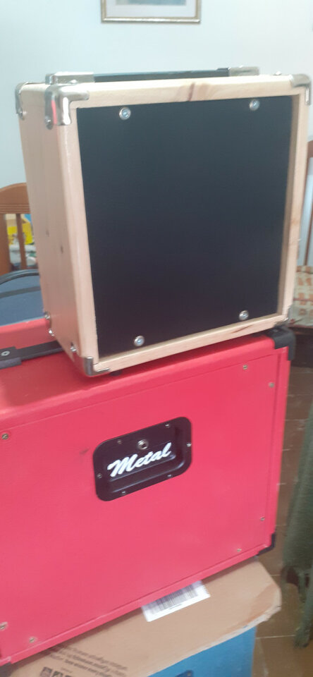 Pantalla artesanal con altavoz de 8" en Abeto Finlandes 18mm acabado natural