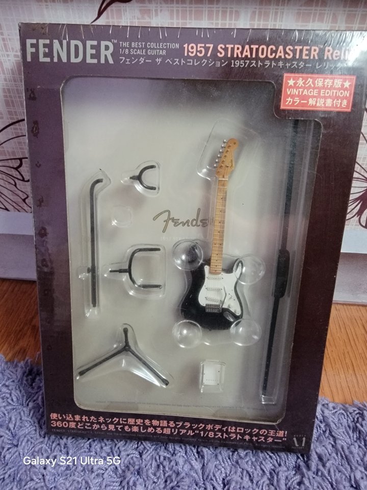 Maquetas mini réplicas de la guitarra de Hendrix y Eric Clapton de segunda mano · Foto 2 de 4 · Pontevedra · 50 €