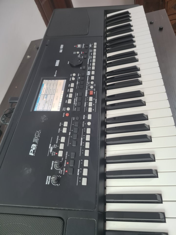 Korg PA300 de segunda mano · Foto 9 de 9 · Valencia · 452 €